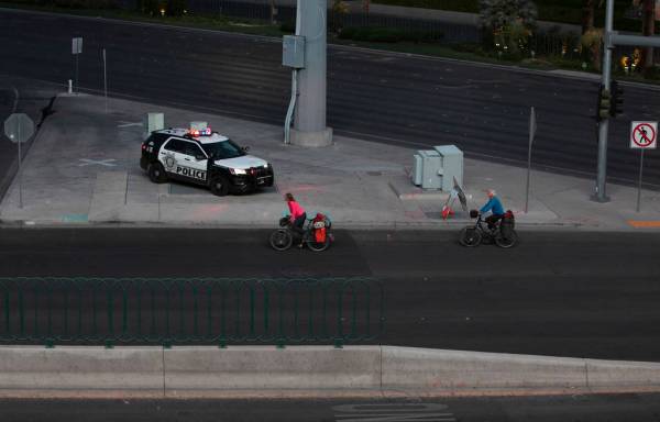 Ciclistas transitan por el Strip vacío el martes, 24 de marzo de 2020, en Las Vegas. (Ellen Sc ...