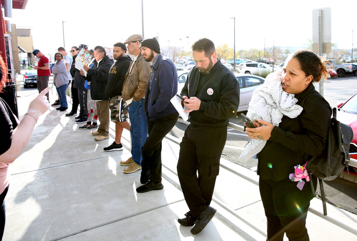 Gente hace fila en el One-Stop Career Center el lunes, 16 de marzo de 2020, en Las Vegas. (Bizu ...