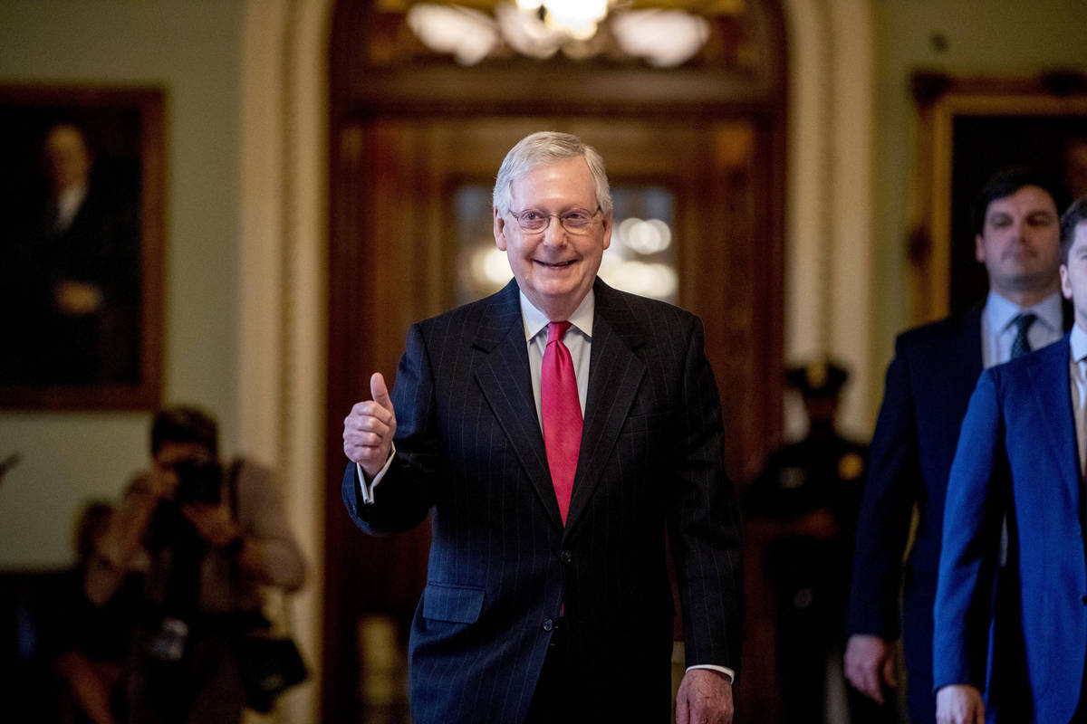 El líder de la mayoría del Senado, Mitch McConnell, da su aprobación al dejar la cámara del ...