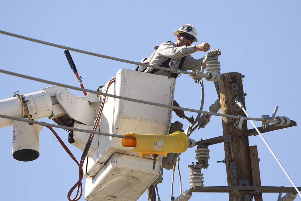 Esta foto de archivo muestra a un trabajador del servicio de energía eléctrica durante su jor ...