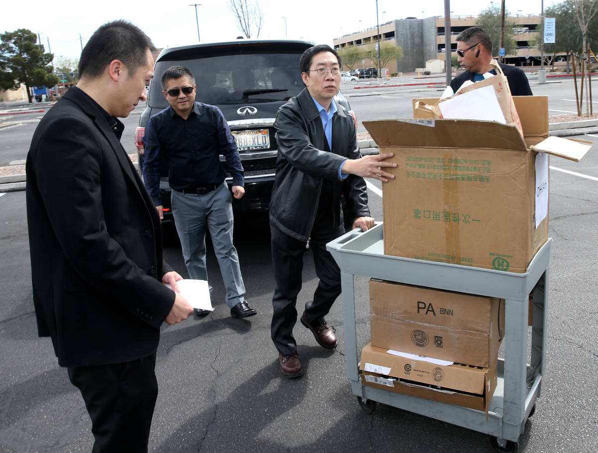 Representantes de Ohjah Japanese Steakhouse en Las Vegas cargan una donación al Centro Médico ...