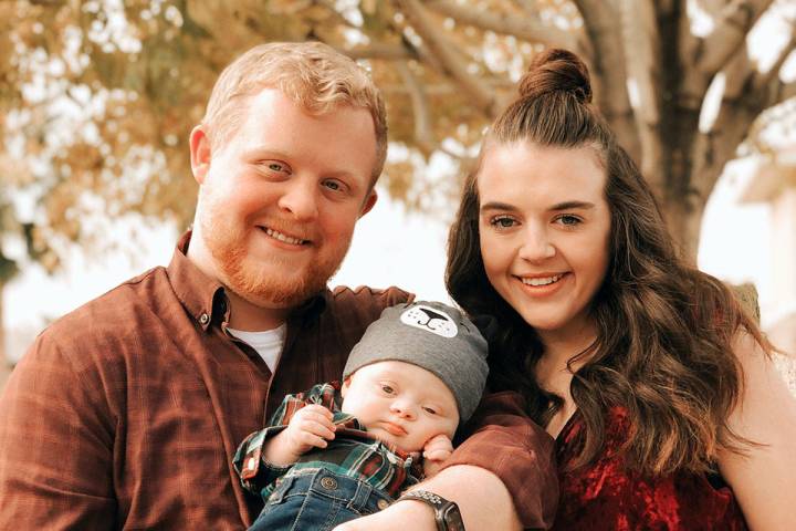 Una foto sin fecha de Cody y Rachael Anderson con su hijo de nueve meses, Caleb, que fue examin ...