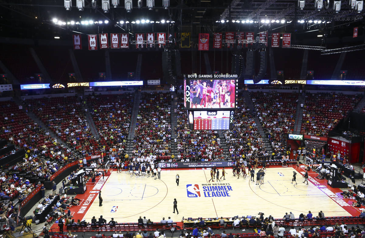 Los aficionados del baloncesto observan durante un descanso en un partido entre los Cleveland C ...