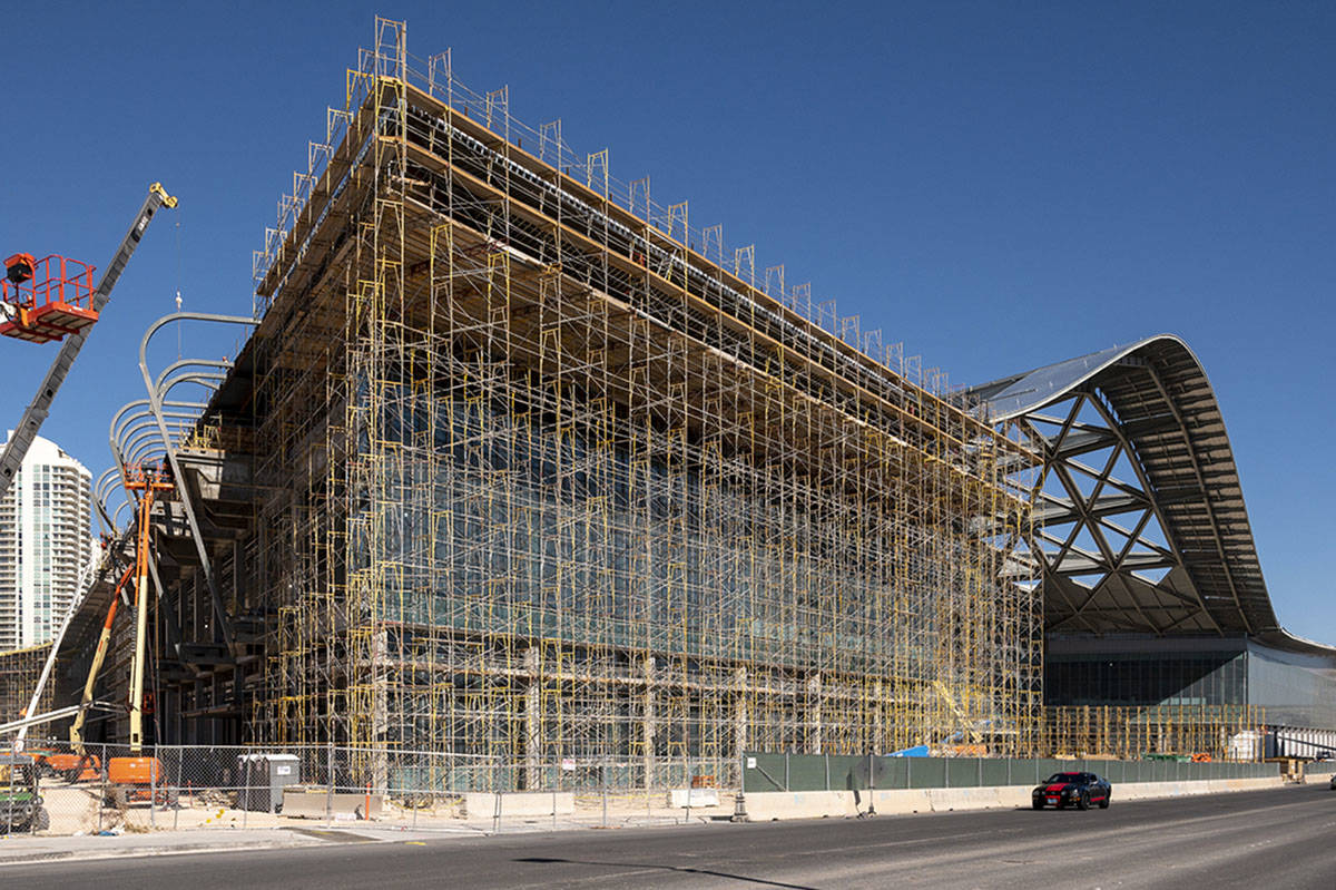 La gran entrada del West Hall a lo largo de Convention Center Drive mientras la construcción c ...