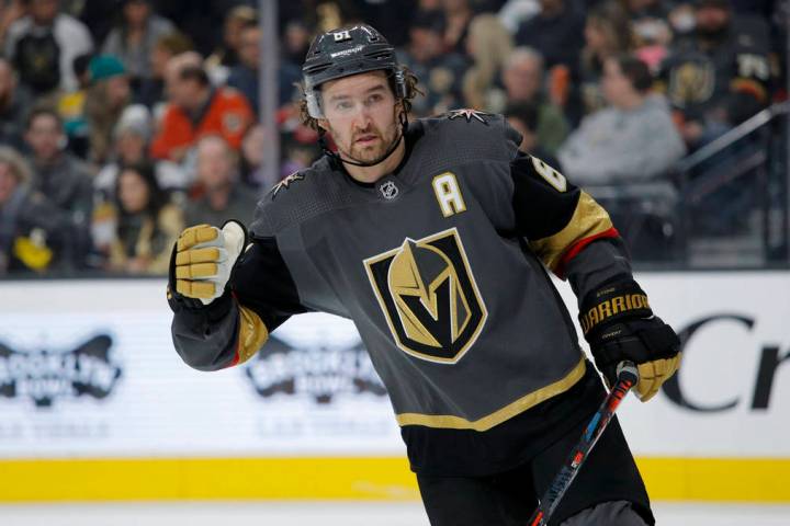 El alero derecho de los Golden Knights de Las Vegas, Mark Stone (61), juega contra los Ducks de ...