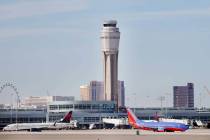 Aviones aterrizan y despegan en el Aeropuerto Internacional McCarran de Las Vegas el jueves, 27 ...