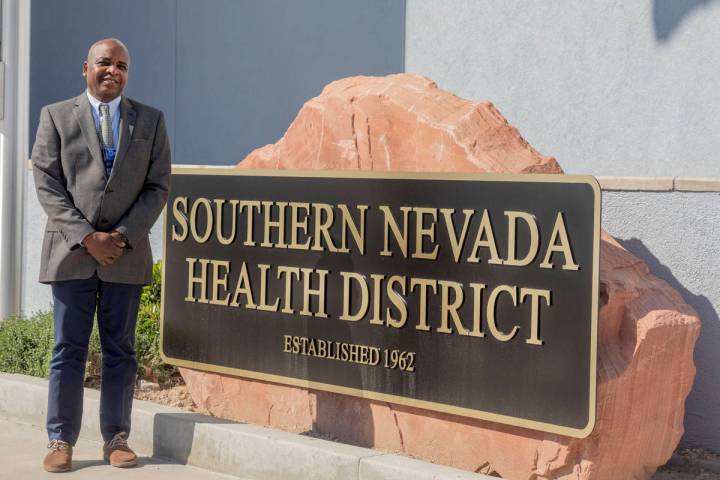 El doctor Fermín Leguen, oficial de salud en funciones del Distrito de Salud de Nevada del Sur ...