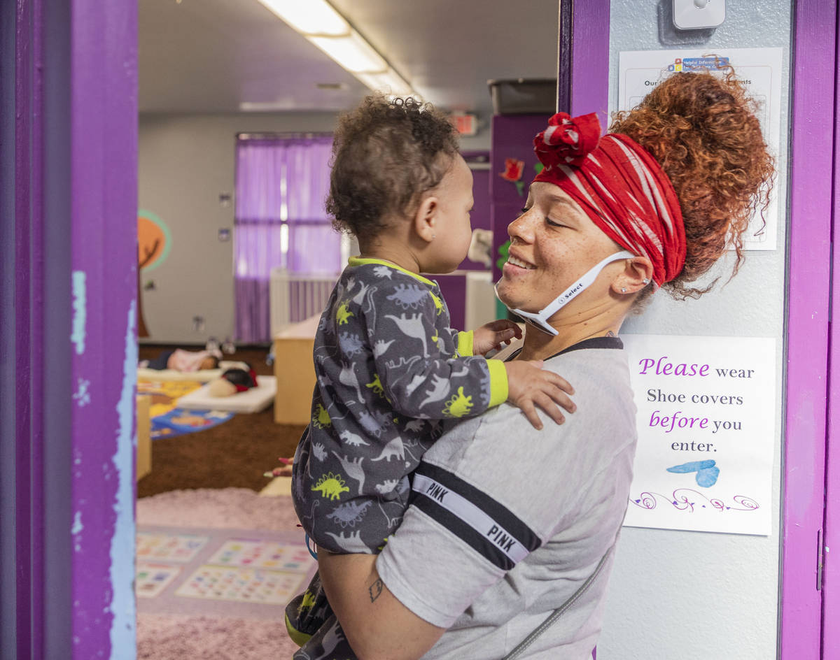 Sarah Washington recoge a su hijo Price Walls, de nueve meses de edad, en la guardería Discove ...