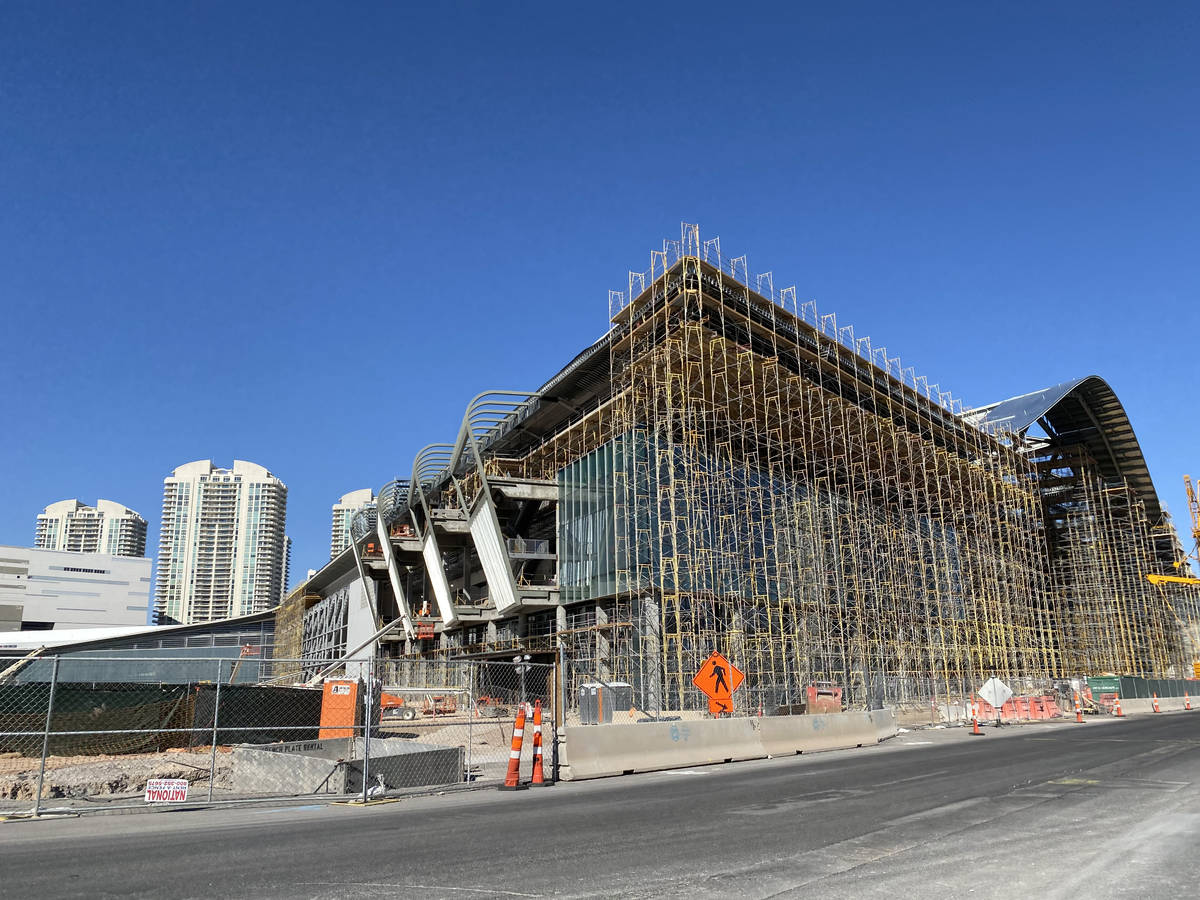 El trabajo continúa el lunes, 30 de marzo de 2020 en el Centro de Convenciones de Las Vegas. ( ...