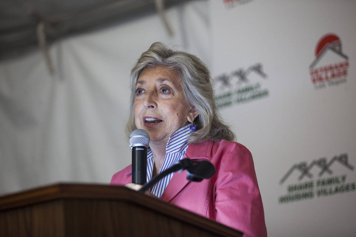 La congresista Dina Titus habla en la gran inauguración de Veterans Village #4 en Las Vegas el ...