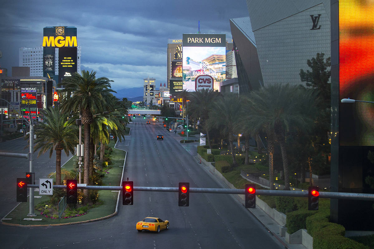 El Strip de Las Vegas está prácticamente vacío después de que el Gobernador Steve Sisolak o ...