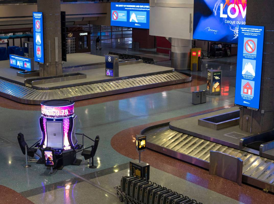 Los carruseles de reclamo de equipaje se muestran inactivos en el Aeropuerto Internacional McCa ...