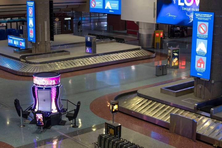 Los carruseles de reclamo de equipaje se muestran inactivos en el Aeropuerto Internacional McCa ...