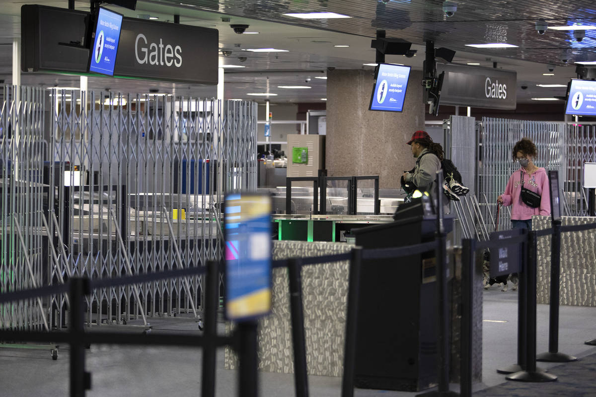 Todas las puertas de seguridad, excepto una, están cerradas en el Aeropuerto Internacional McC ...