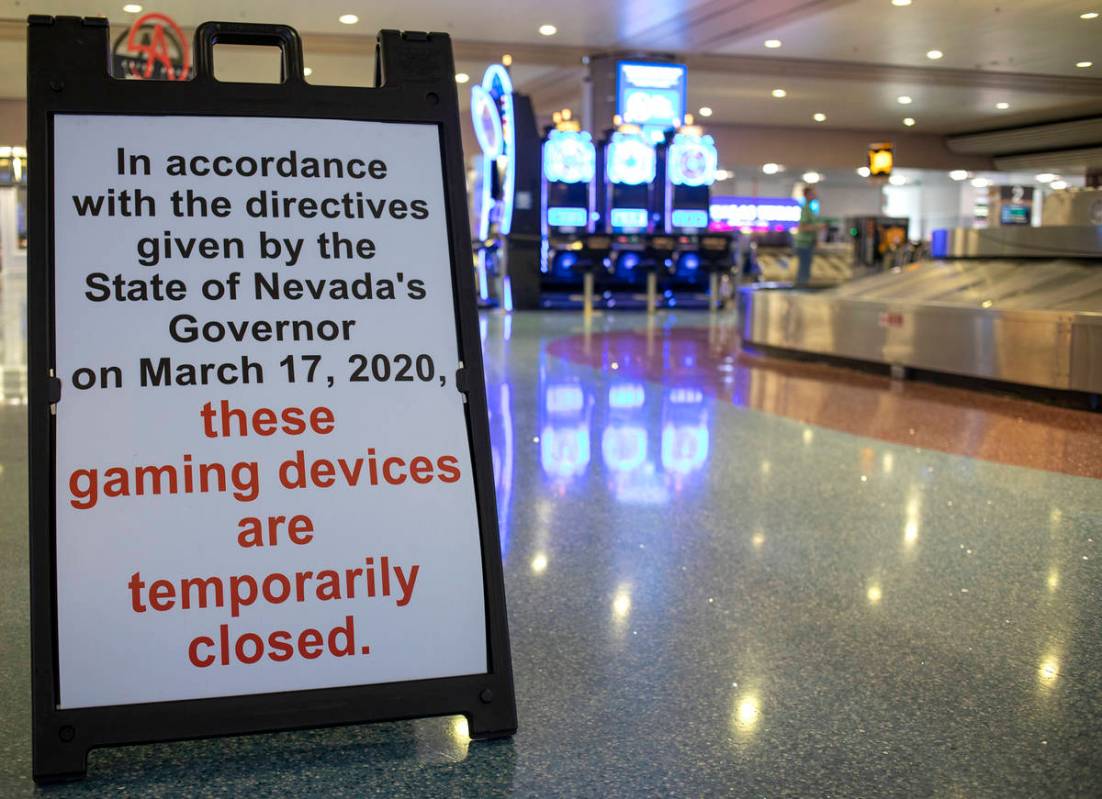 Las máquinas de juego están fuera de servicio en el Aeropuerto Internacional McCarran el mié ...
