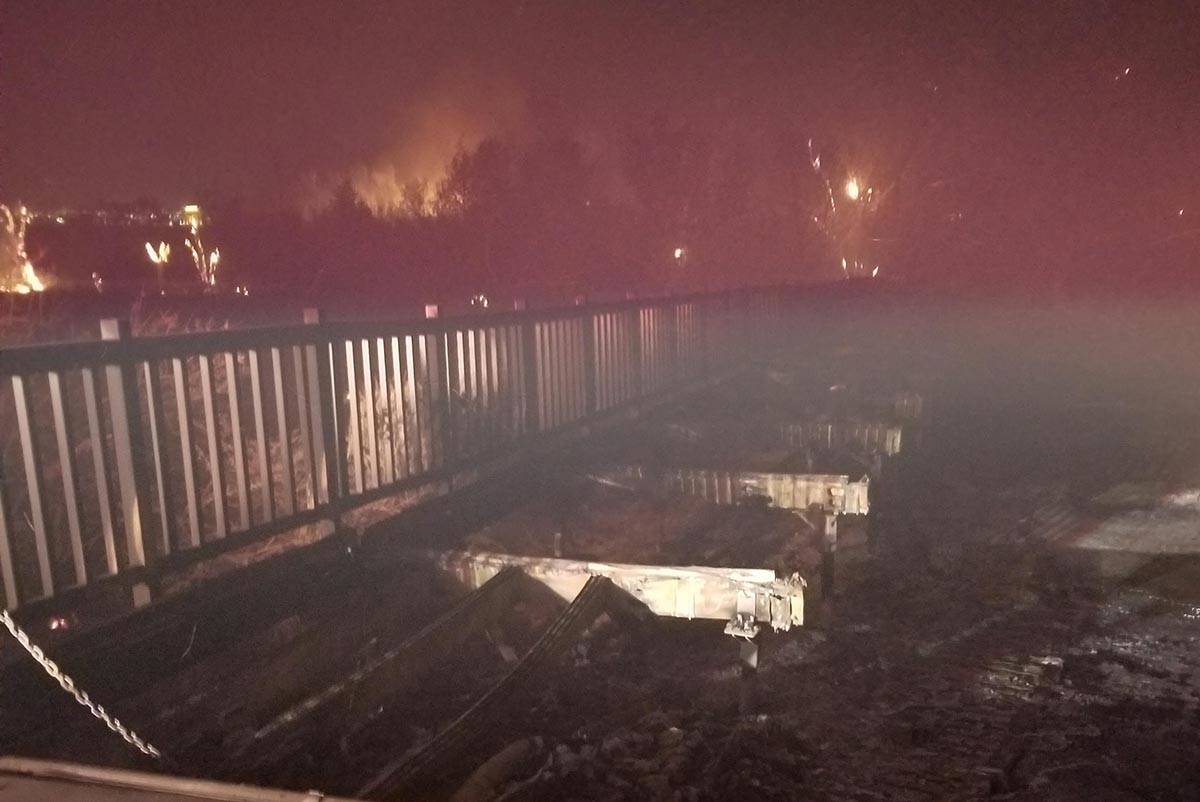 Un incendio de 10 acres ardió en la reserva de Wetlands Park al este de Las Vegas. Un puente p ...