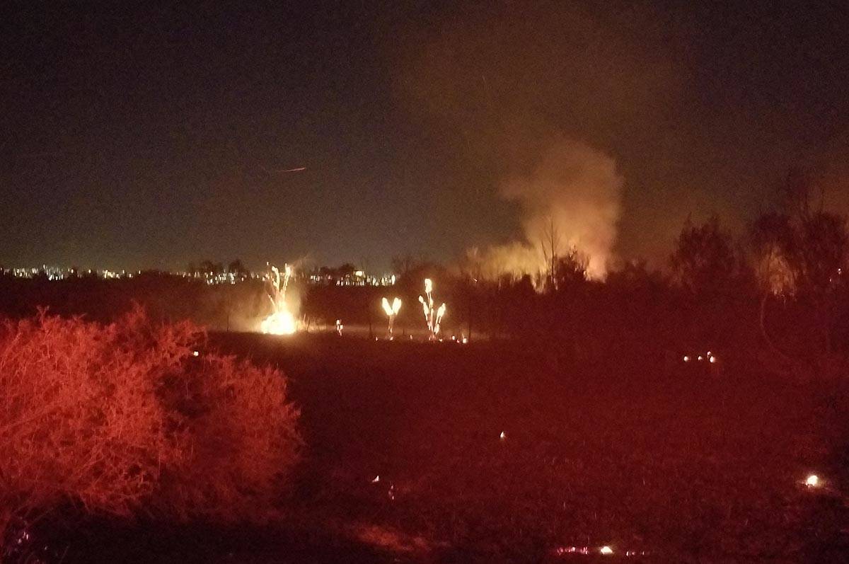 Un incendio de 10 acres ardió en la reserva de Wetlands Park al este de Las Vegas. Un puente p ...