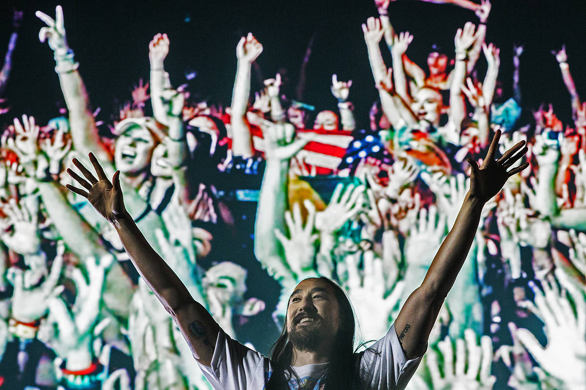 Steve Aoki anima a la multitud durante su concierto en el escenario Circuit Grounds en el terce ...