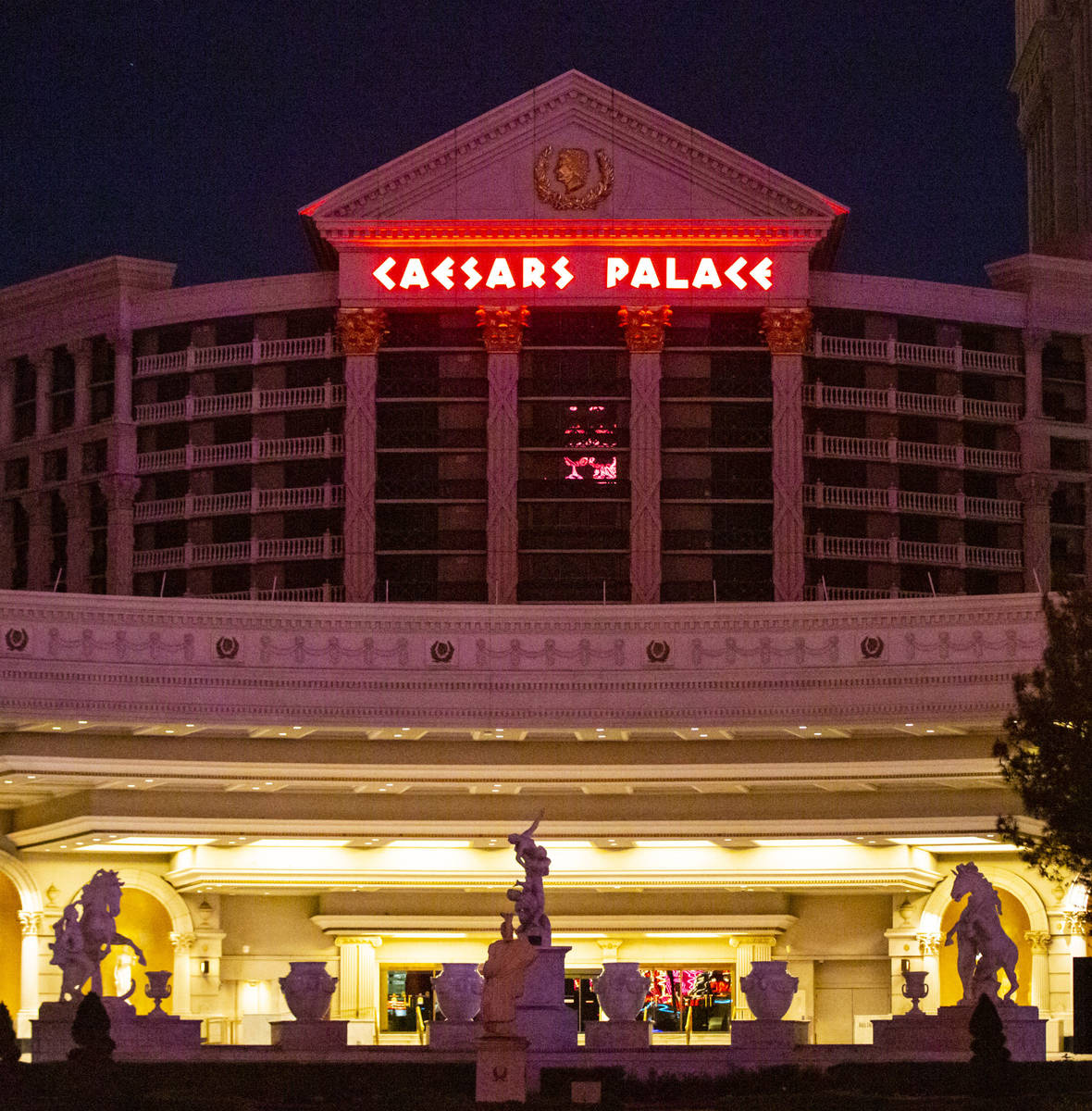 Una vista del Caesars Palace en Las Vegas el jueves, 2 de abril de 2020. Caesars Entertainment ...