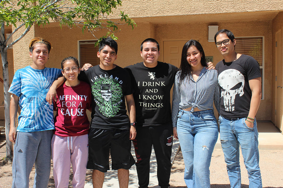El grupo de “Peruanos en Las Vegas”, les ha donado despensa y productos de higiene, los cas ...