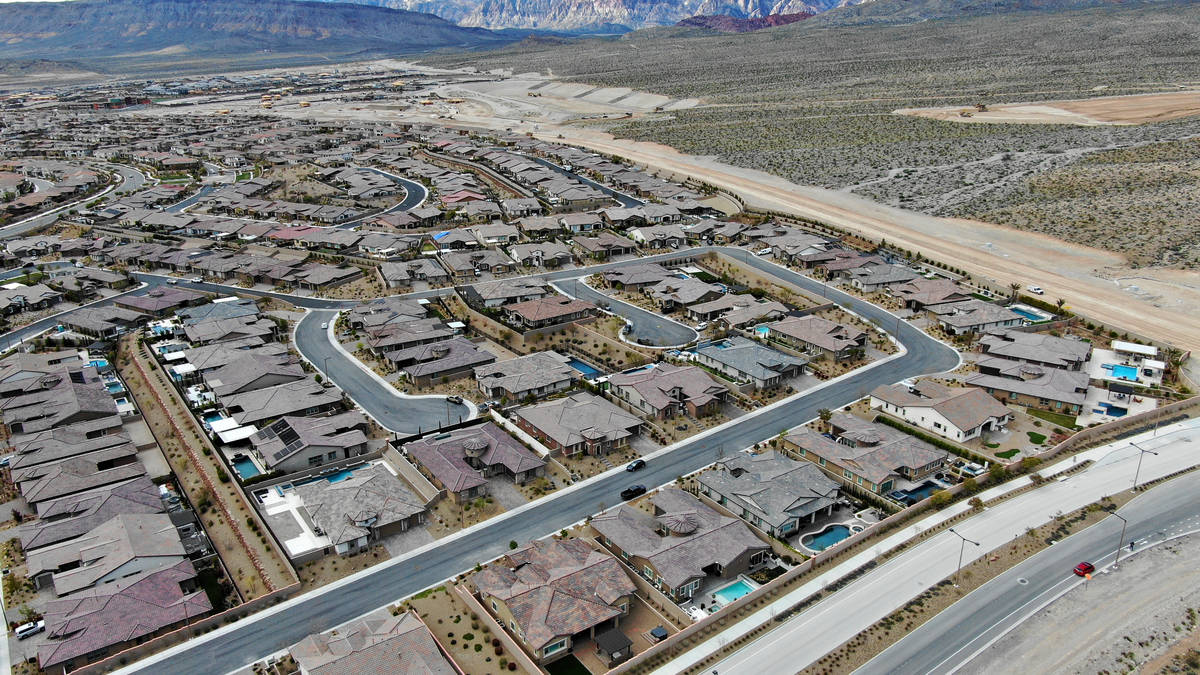 Vista aérea de las casas de Summerlin cerca del final de la avenida Far Hills en Summerlin el ...