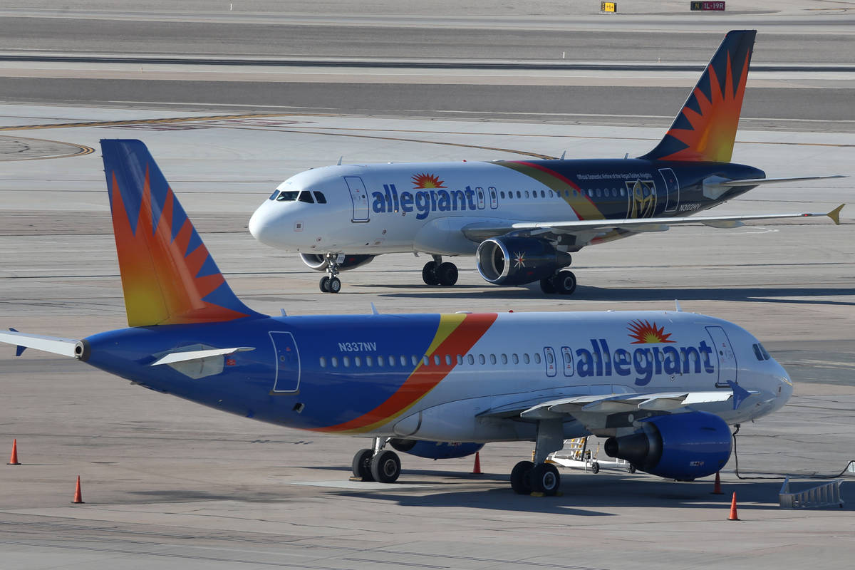 Dos aviones de Allegiant Air son vistos en la pista del Aeropuerto Internacional McCarran de La ...