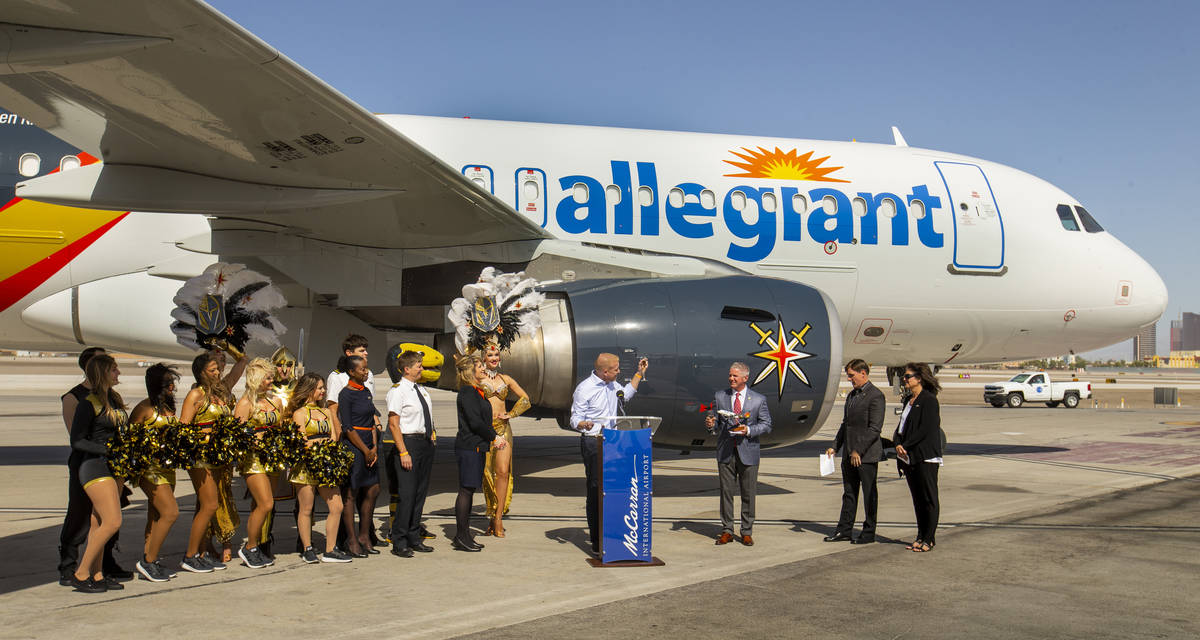 El director de marketing de Allegiant Travel Co., Scott DeAngelo, ofrece un brindis mientras Al ...