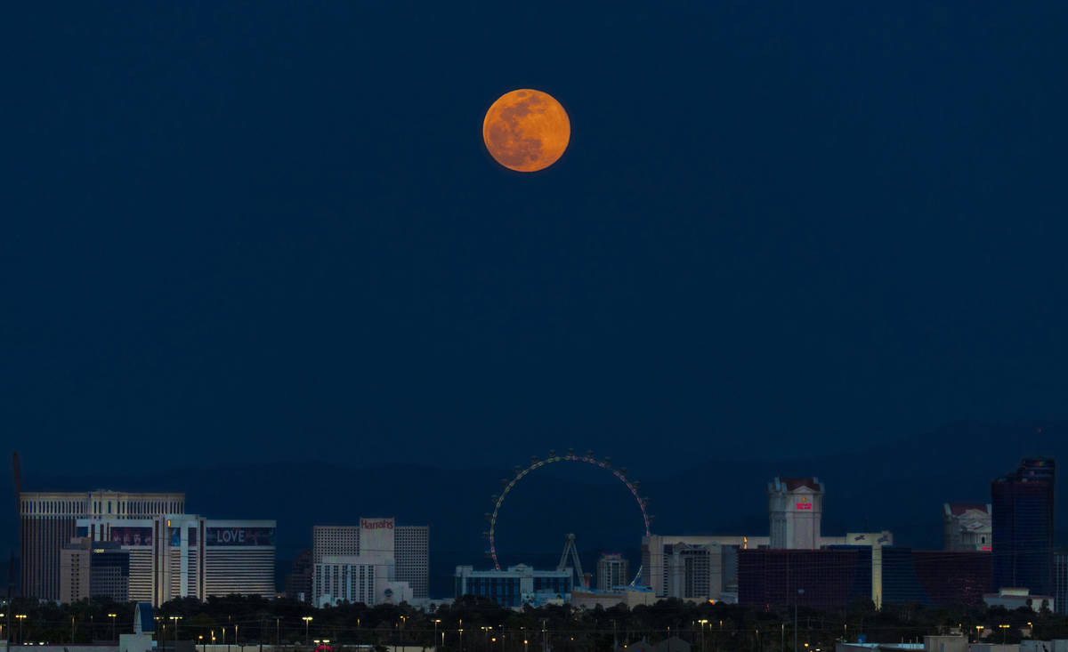 Una superluna rosa se eleva sobre el Strip de Las Vegas el martes, 7 de abril de 2020. (Benjami ...