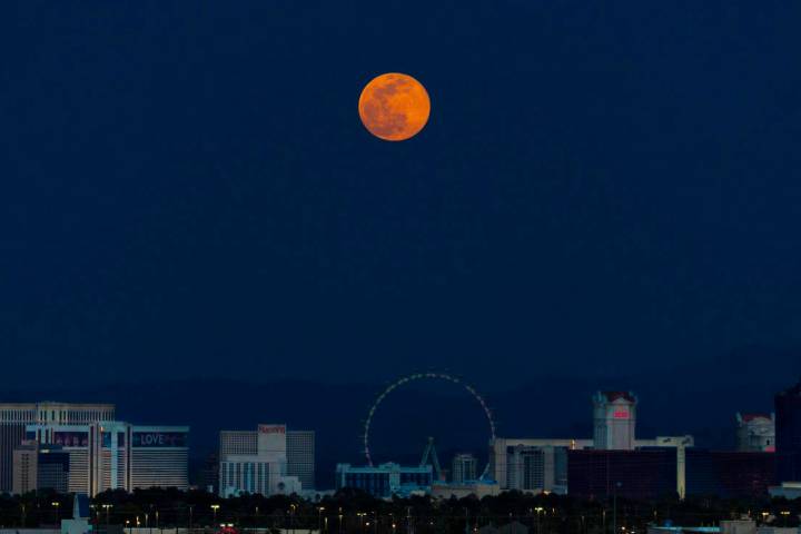 Una superluna rosa se eleva sobre el Strip de Las Vegas el martes, 7 de abril de 2020. (Benjami ...