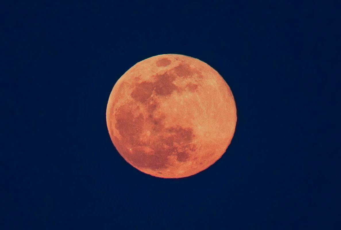 Una superluna rosa se eleva sobre el Strip de Las Vegas el martes, 7 de abril de 2020. (Benjami ...