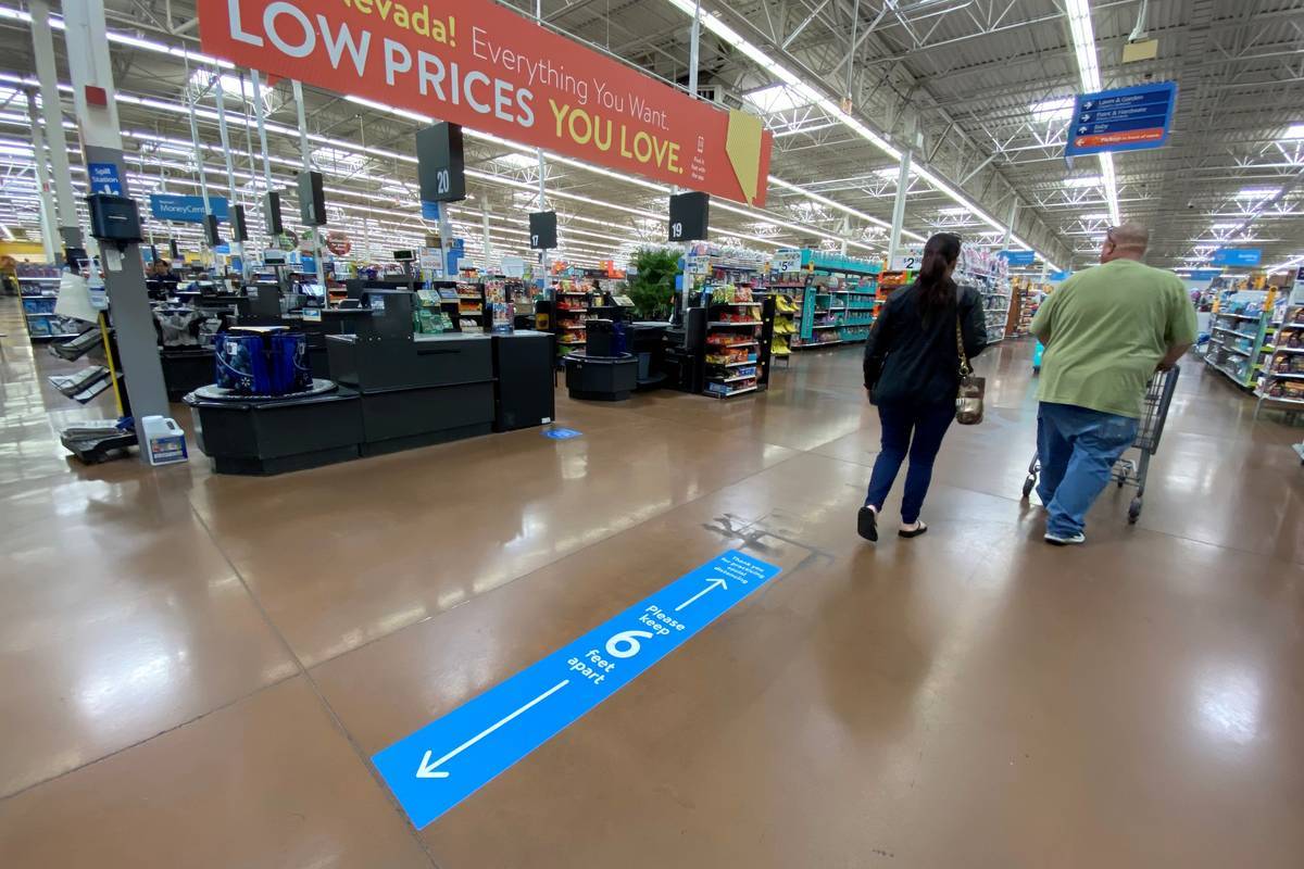 Marcas de distanciamiento social en el piso en Walmart Supercenter en 3950 W. Lake Mead Blvd. e ...