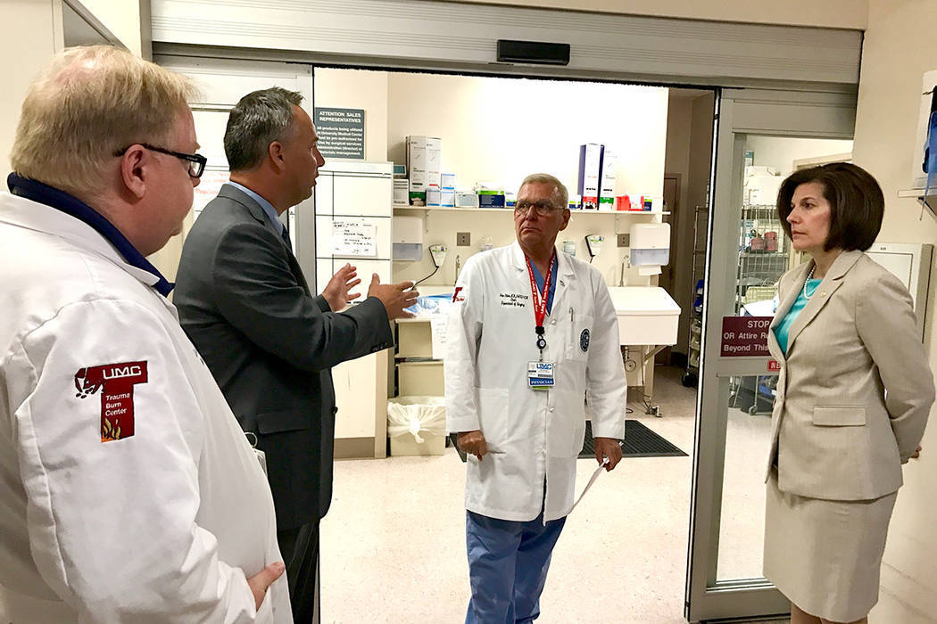 Esta fotografía de archivo muestra a la senadora Catherine Cortez Masto durante una visita al hospital UMC. Martes 30 de mayo de 2017 en UMC. [Foto cortesía de la Oficina de la Senadora Catherine Cortéz Masto]