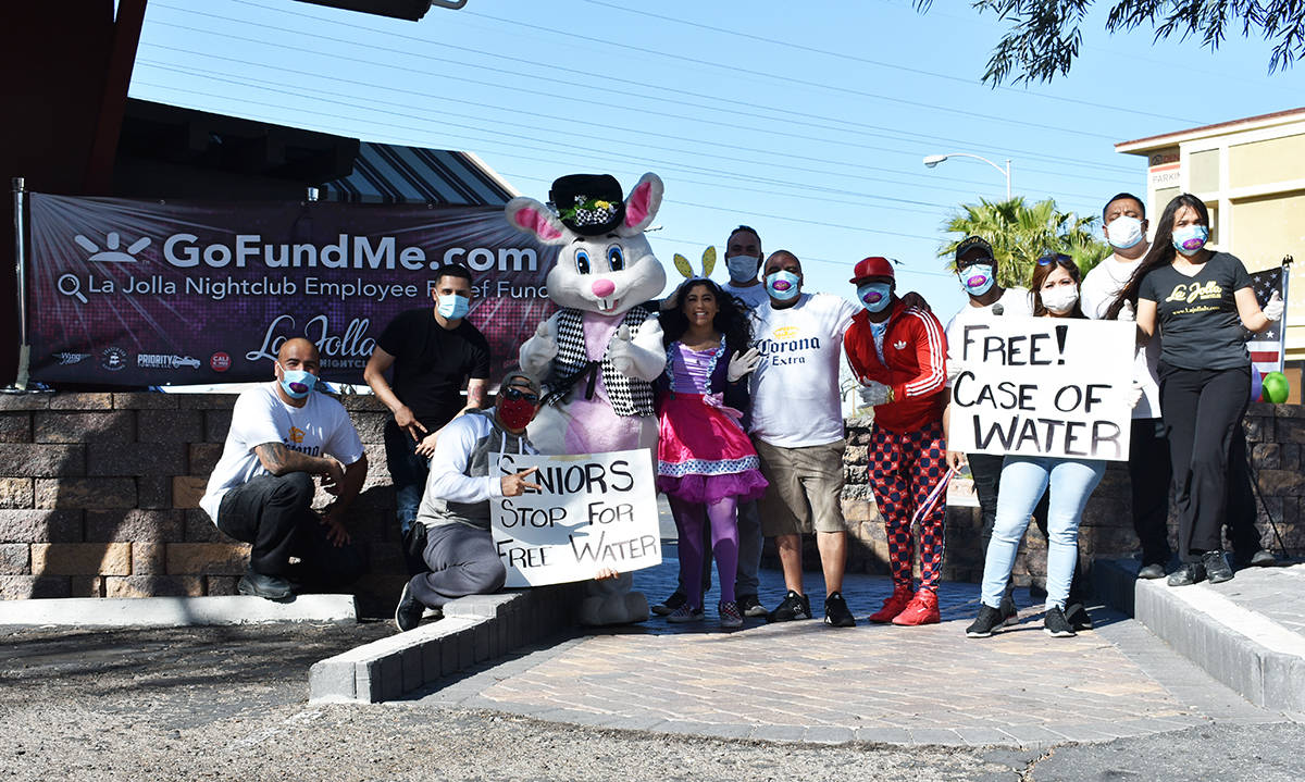 Acompañados por el "Conejo de Pascua", los trabajadores de “La Jolla Nightclub” realizaron ...