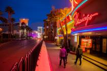 El Strip de Las Vegas prácticamente vacío después de que el Gobernador Steve Sisolak ordenar ...
