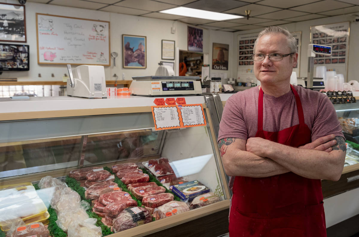 El propietario de Village Meat & Wine, Tim Jensen, es fotografiado en la carnicería de Las Veg ...