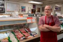 El propietario de Village Meat & Wine, Tim Jensen, es fotografiado en la carnicería de Las Veg ...