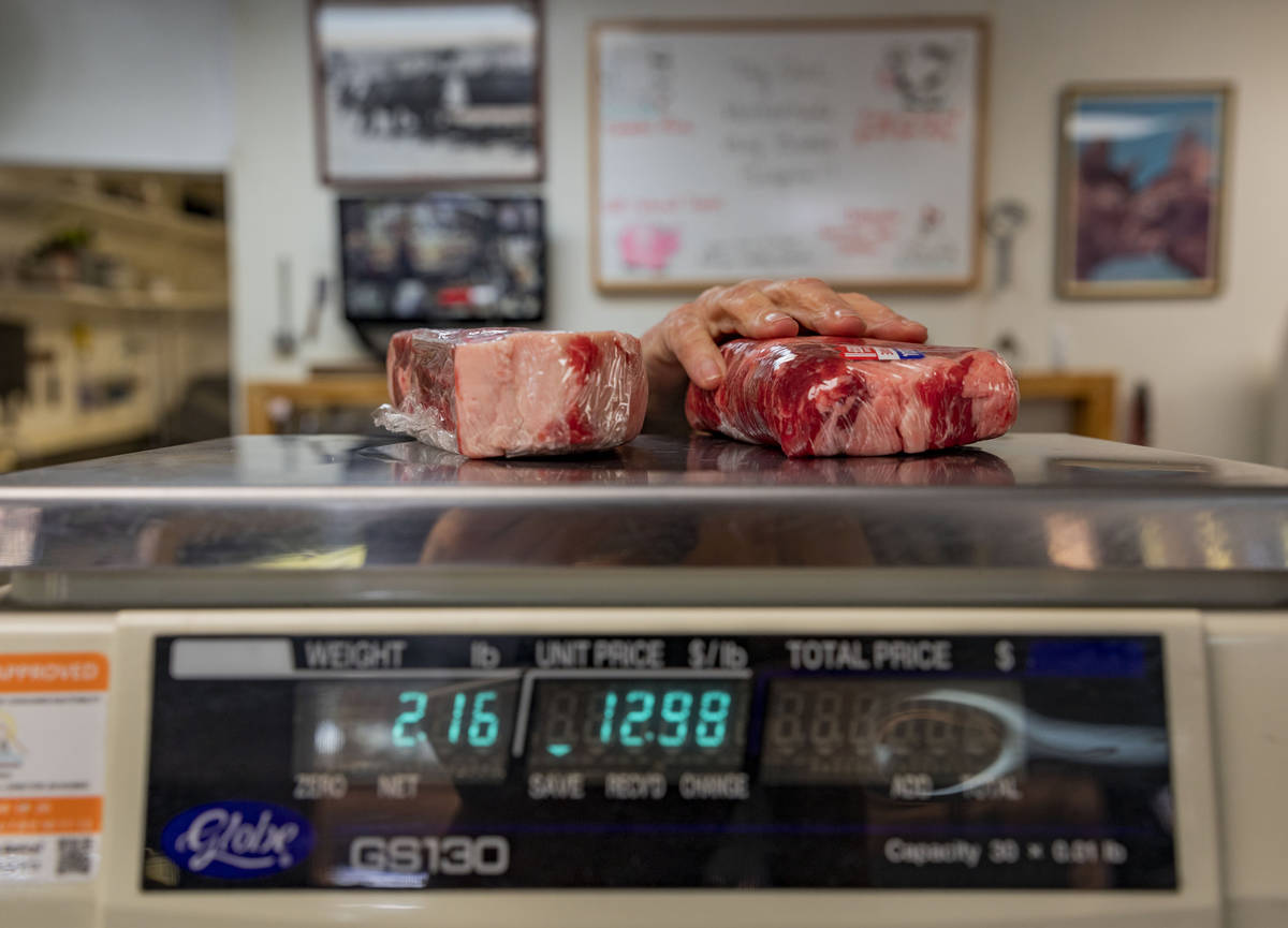Los filetes Ribeye se pesan en Village Meat & Wine, una carnicería en Las Vegas el martes, 31 ...