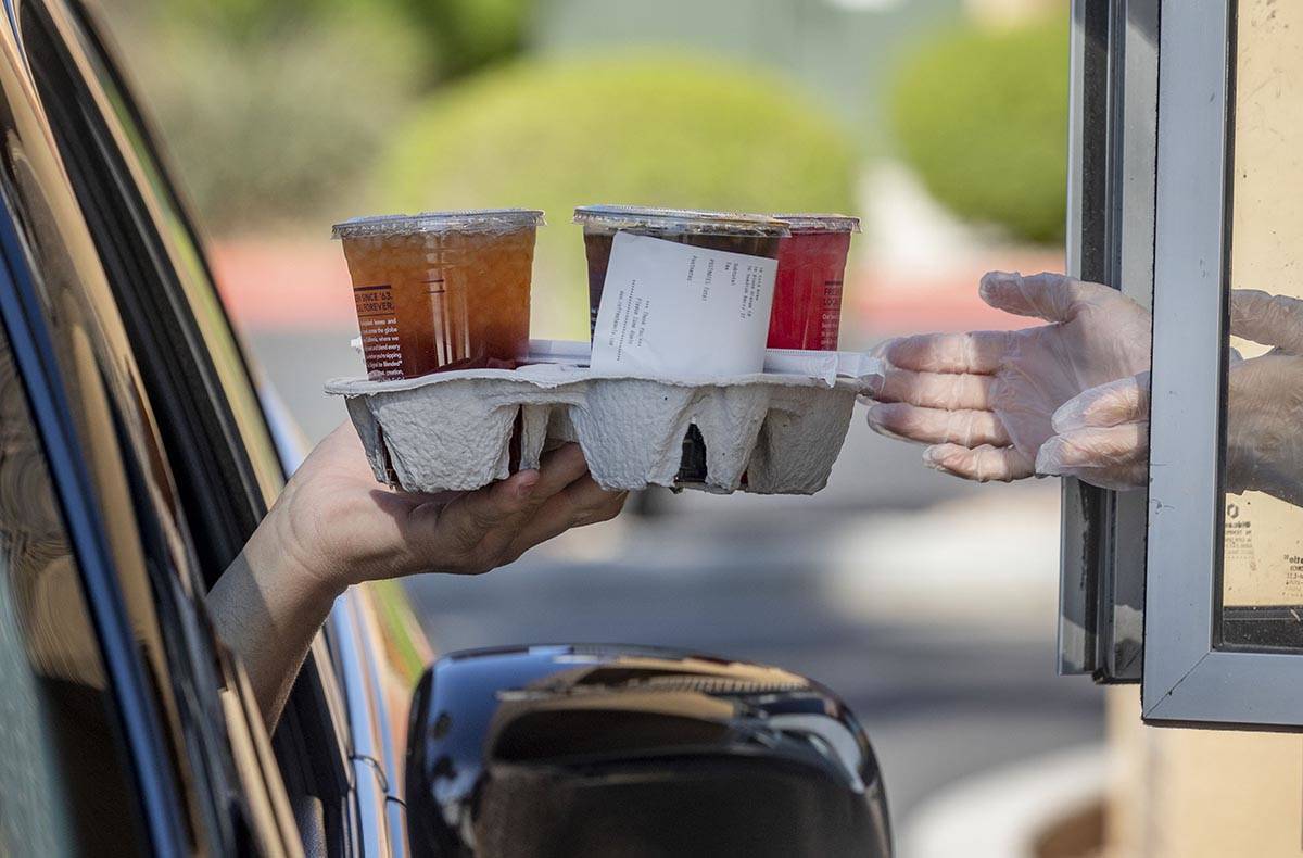 Una orden de Postmates se atiende en Coffee Bean & Tea Leaf el miércoles, 15 de abril de 2020. ...