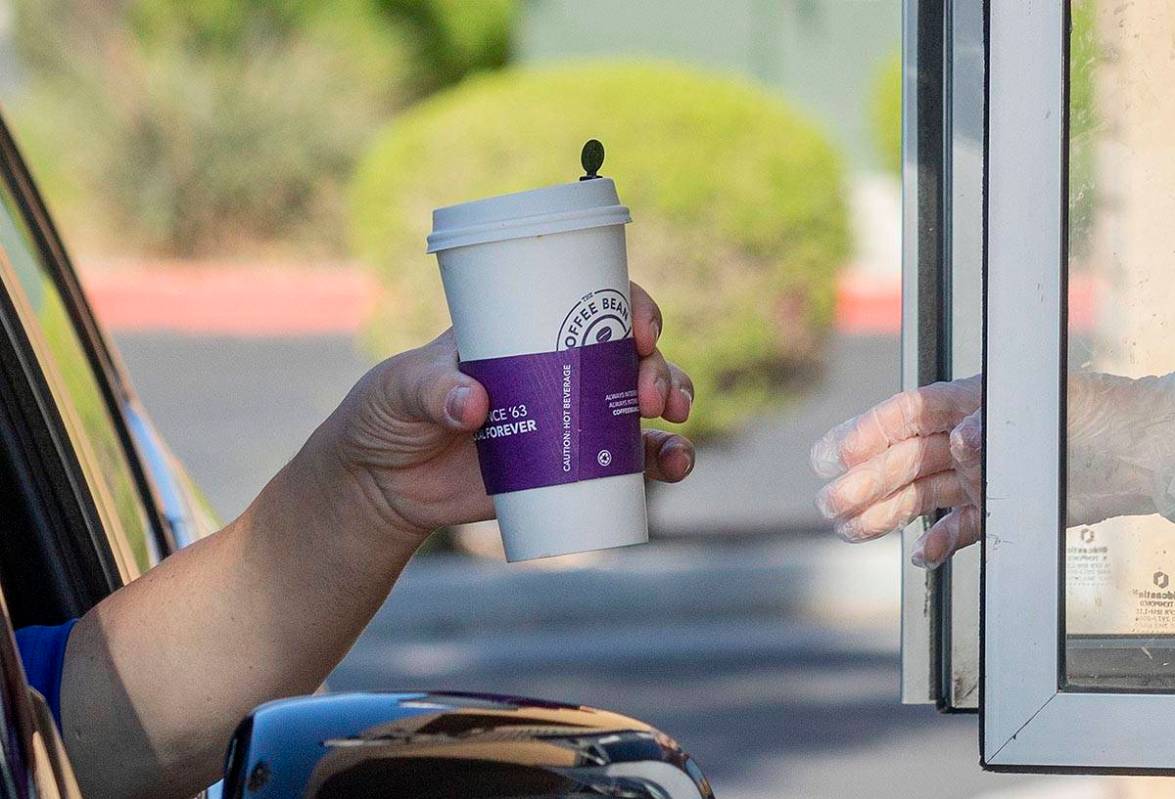 Una orden de Postmates se atiende en Coffee Bean & Tea Leaf el miércoles, 15 de abril de 2020. ...