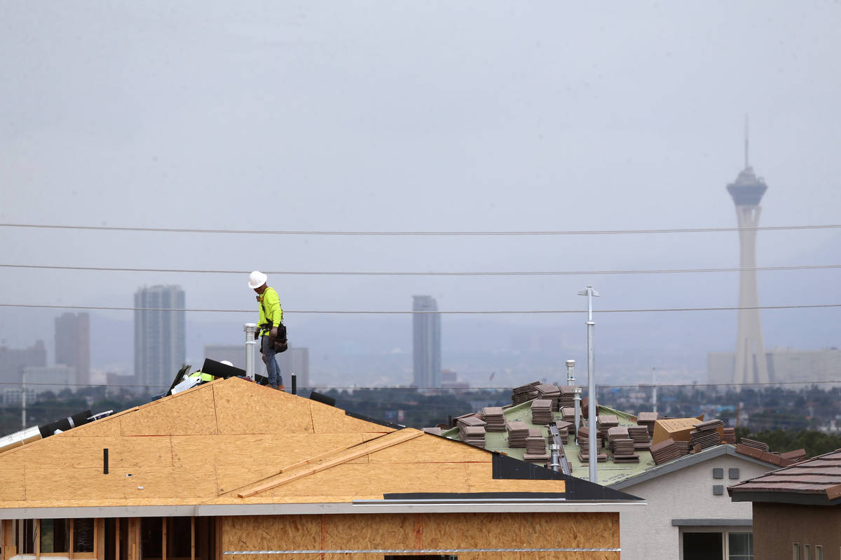 Trabajadores de la construcción instalan el techo de las nuevas casas cerca de S Hollywood Bou ...