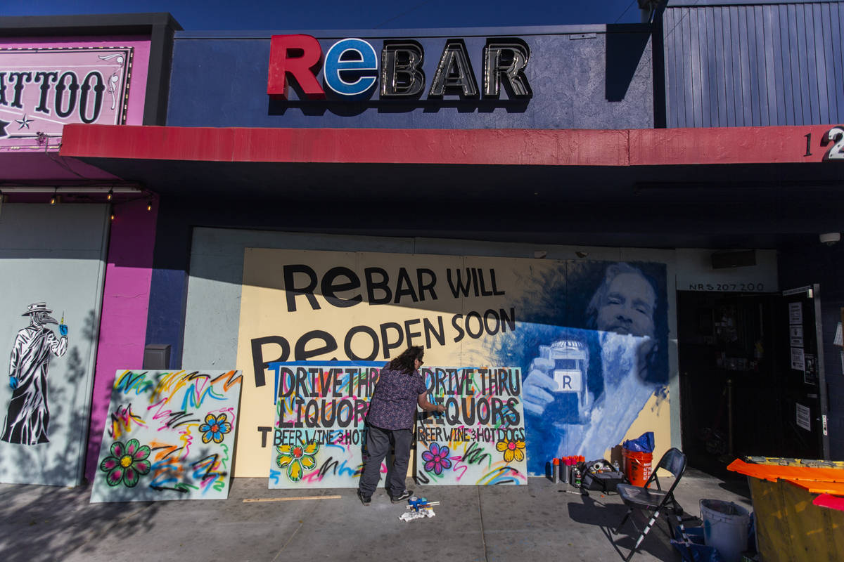 Geneva Márquez pinta letreros en el ReBAR en el Distrito de las Artes el sábado, 4 de abril d ...