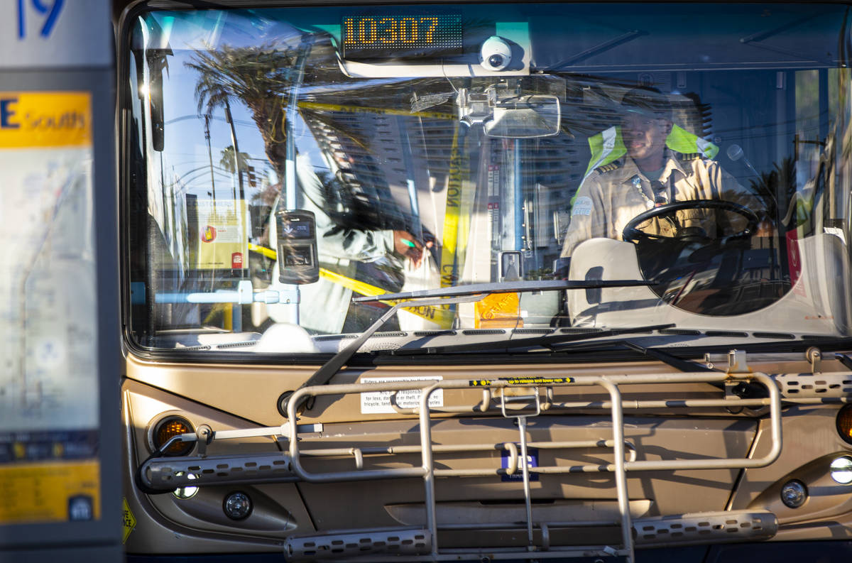 Un conductor de autobús de la Comisión Regional de Transporte espera mientras los pasajeros s ...