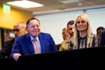 Sheldon y Miriam Adelson llegan para escuchar al Presidente Donald Trump en una ceremonia de gr ...