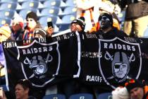 En esta foto de archivo, los aficionados de los Raiders agitan sus banderas antes de un partido ...