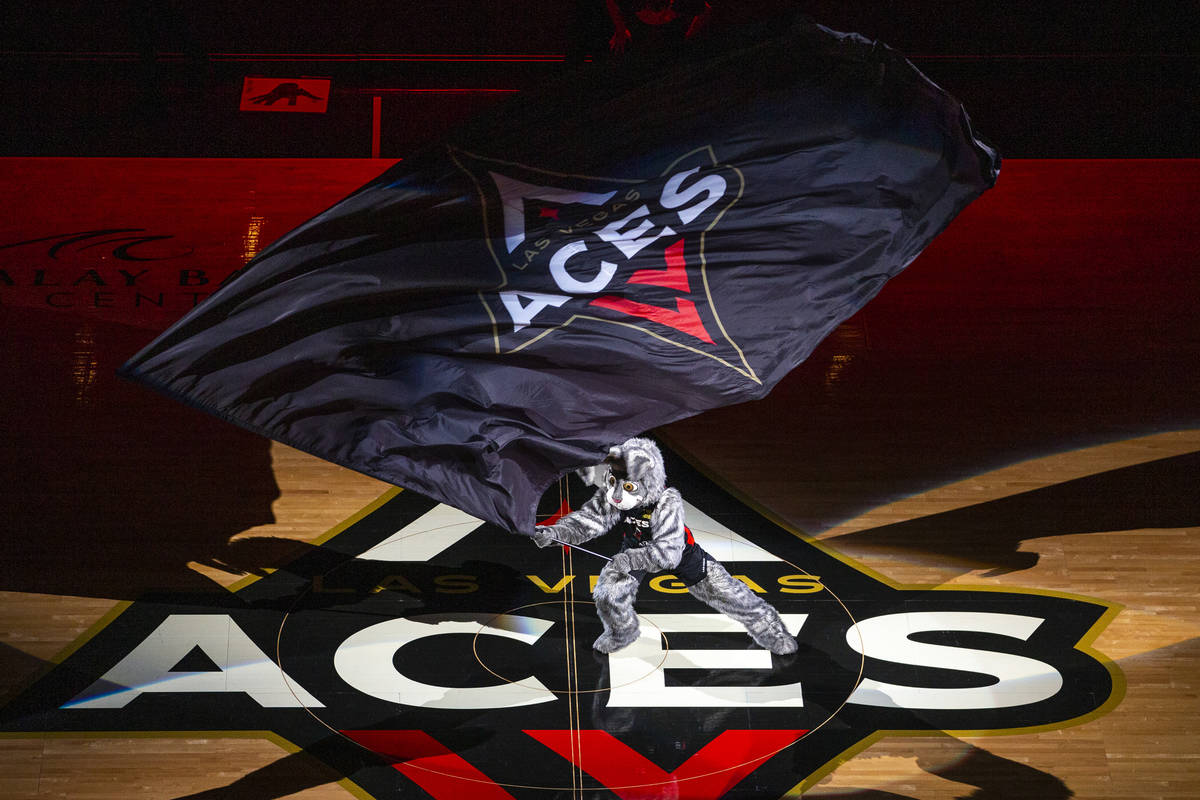Buckets ondea la bandera mientras las Aces de Las Vegas se preparan para enfrentarse a las Myst ...