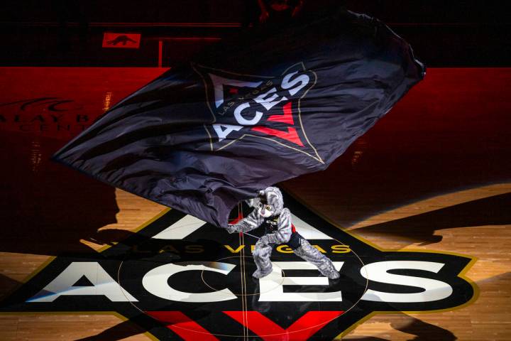 Buckets ondea la bandera mientras las Aces de Las Vegas se preparan para enfrentarse a las Myst ...