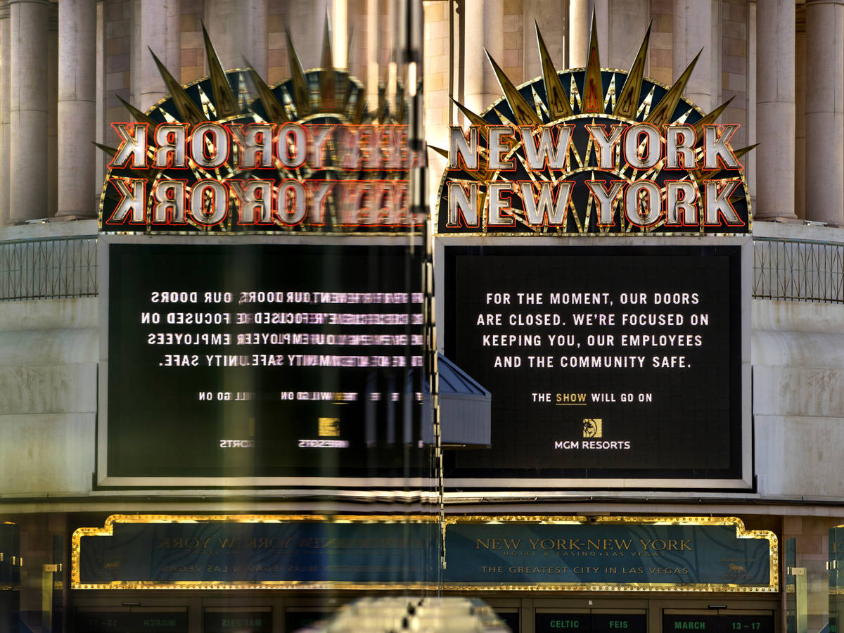 Un letrero de New-York New-York se refleja en el vidrio de un puente peatonal a lo largo del Bo ...