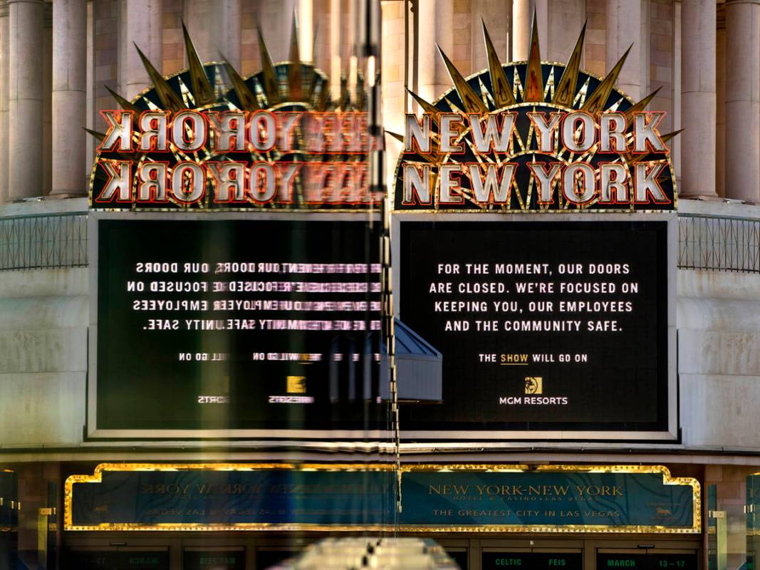 Un letrero de New-York New-York se refleja en el vidrio de un puente peatonal a lo largo del Bo ...