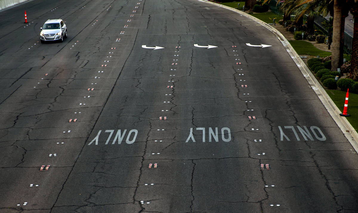 Un vehículo solitario pasa por New-York New-York a lo largo del Boulevard de Las Vegas en el S ...