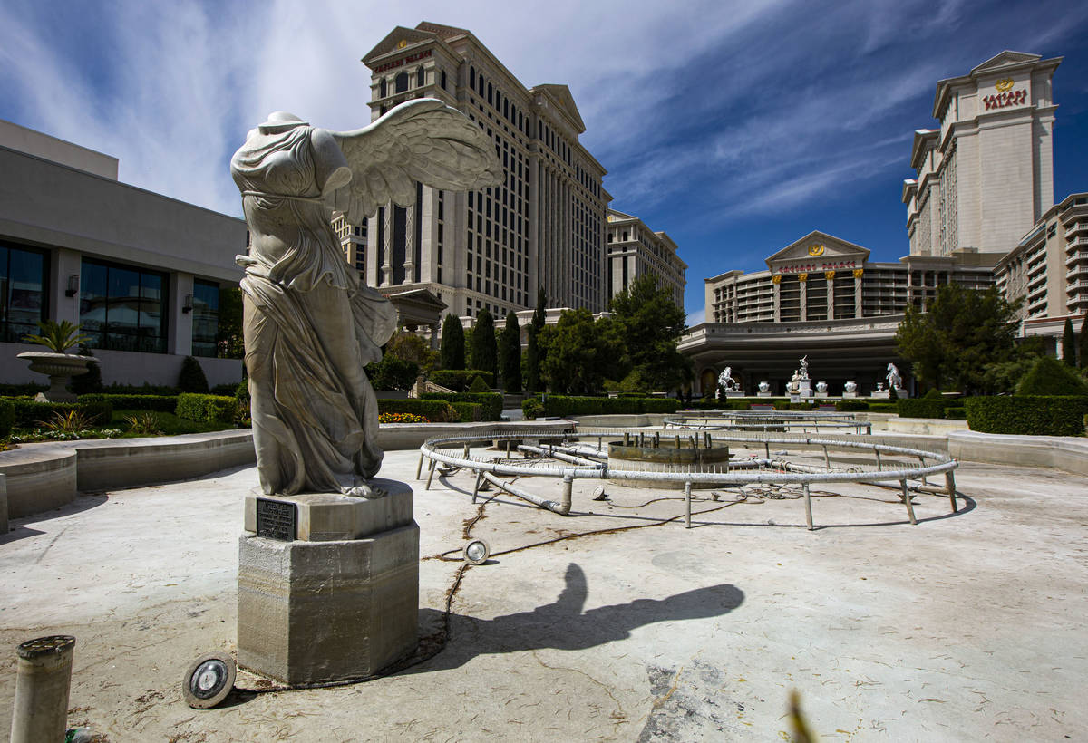 Una fuente de Caesars Palace vacía el jueves, 16 de abril de 2020. (Chase Stevens/Las Vegas Re ...